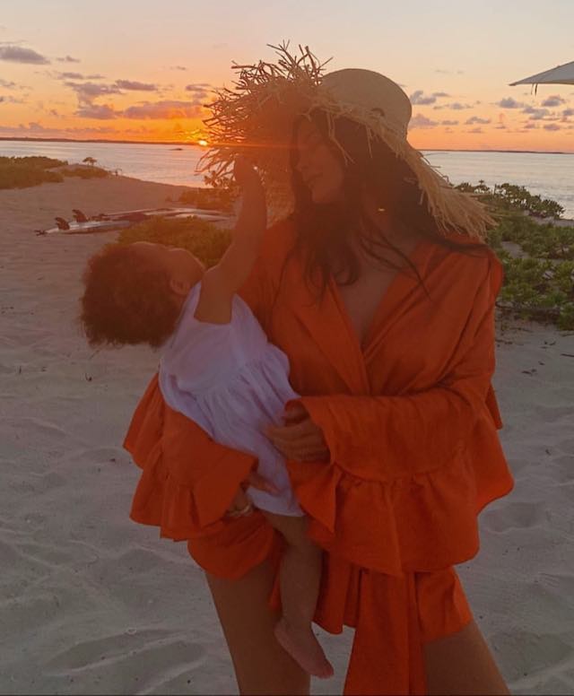 Kylie Jenner, de Atelier Le Lis, com a filha Stormi Webster (Foto: Instagram Kylie Jenner/ Reprodução)