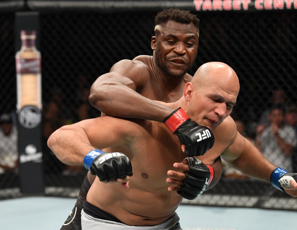 Francis Ngannou acerta o golpe que derrubou Junior Cigano no UFC Minneapolis — Foto: Getty Images