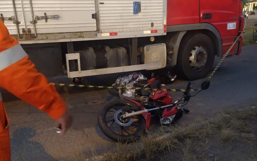Motociclista morre após acidente envolvendo caminhão em Jequié — Foto: Marcos Cangussu