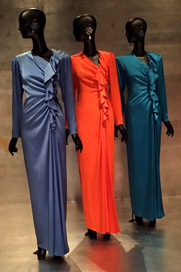 Original orange silk charmeuse draped dress from Yves Saint Laurent Haute Couture 1981, flanked by new versions from 2000, the year YSL couture was shuttered. (Foto: Suzy Menkes Instagram)