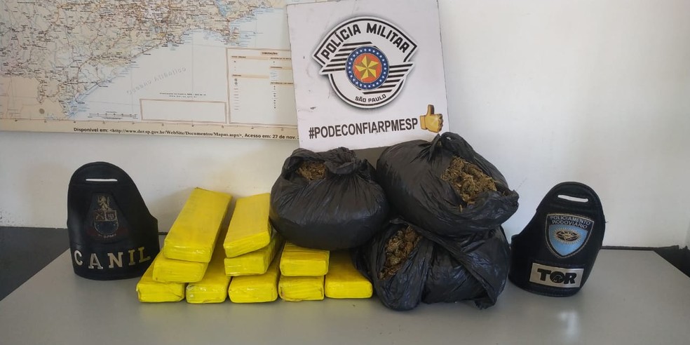 Drogas foram apreendidas pela Pol&iacute;cia Rodovi&aacute;ria durante opera&ccedil;&atilde;o na manh&atilde; desta segunda-feira (3) &mdash; Foto: Divulga&ccedil;&atilde;o / Pol&iacute;cia Rodovi&aacute;ria