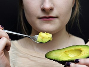 colesterol bom é encontrado em alimentos como abacate, azeite de oliva e óleos vegetais (Foto: SPL/BBC)