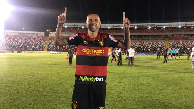 Guilherme comemora gol e artilharia na Série B