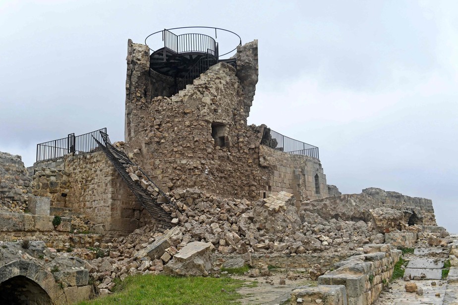 Prédios na cidade antiga de Alepo tiveram parte da estrutura destruída após terremoto desta segunda-feira