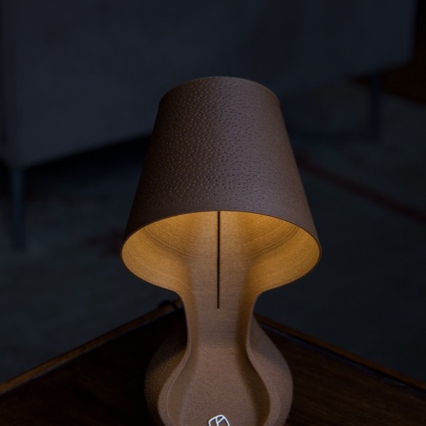 Esta lâmpada impressa em 3D é feita de cascas de laranja (Foto: Divulgação)