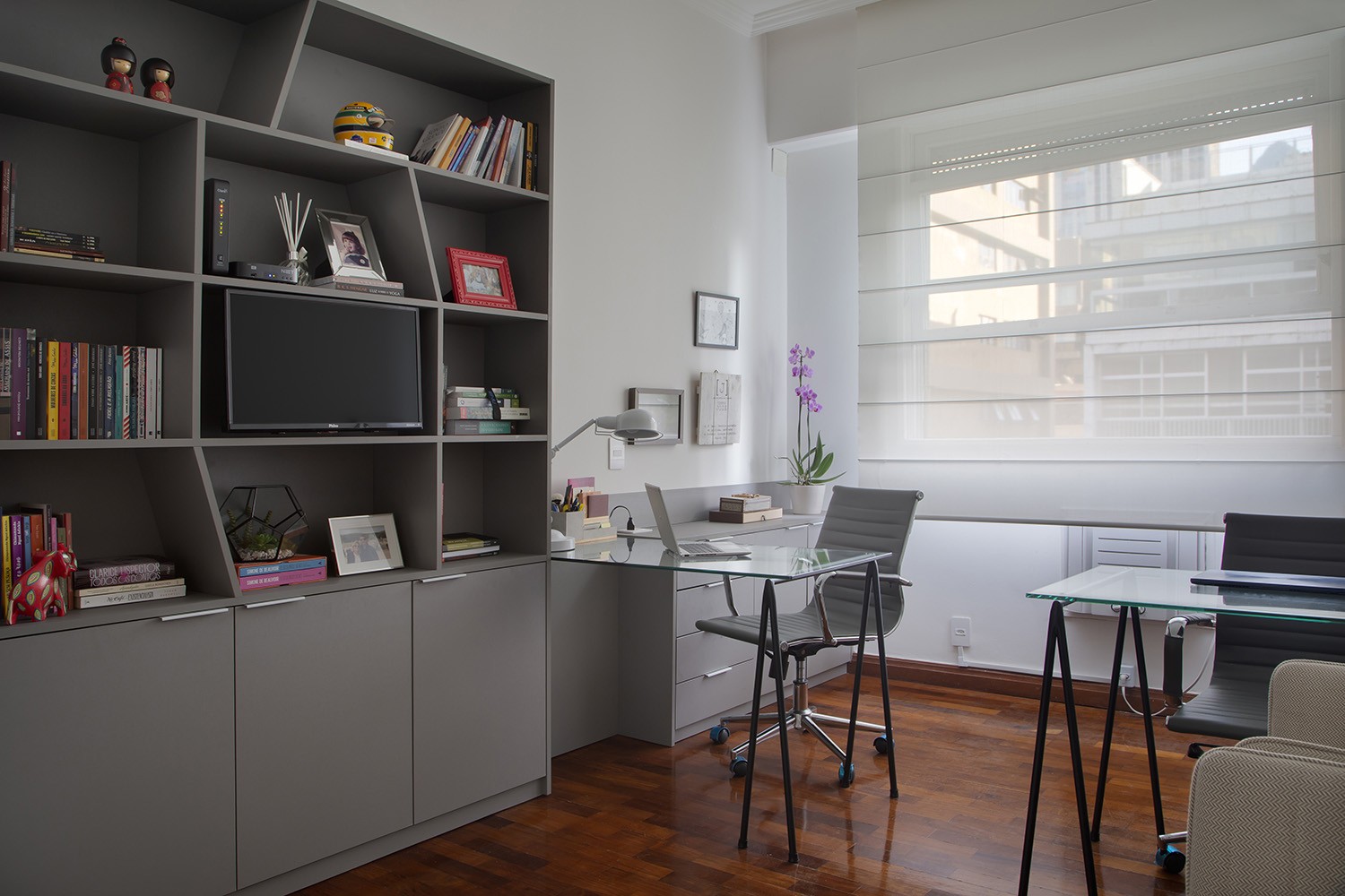 HOME-OFFICE | As estantes colmeia foram desenhadas por Victor Niskier e executadas pela Dell Anno (Foto: Denilson Machado / MCA Estúdio)