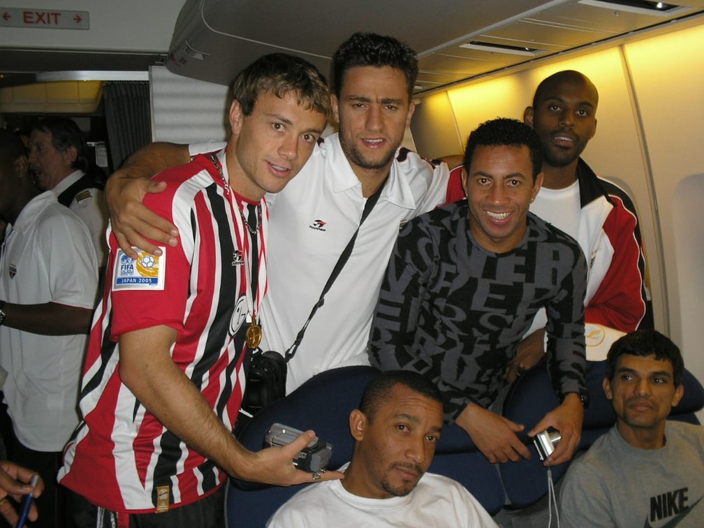 Jogadores do São Paulo na viagem ao Mundial de 2005 — Foto: Arquivo pessoal Souza
