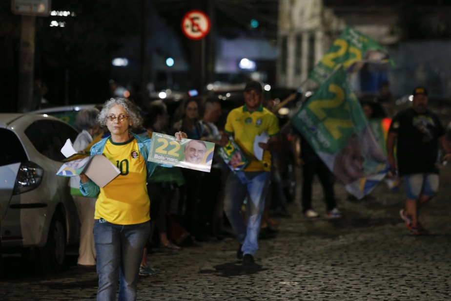 Bolsonaristas fazem ato de campanha esvaziado na Praça São Salvador, no Rio
