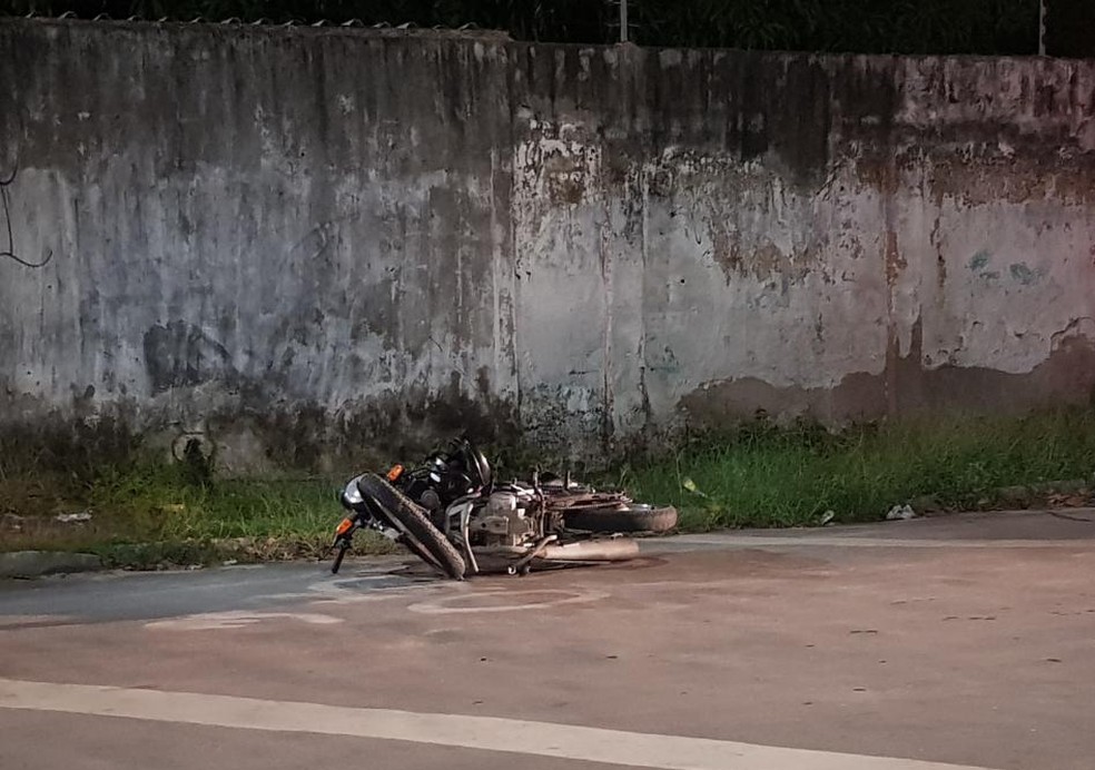 Passageiro é morto e motoqueiro baleado na Barra do Ceará, em Fortaleza. — Foto: Rafaela Duarte/ SVM