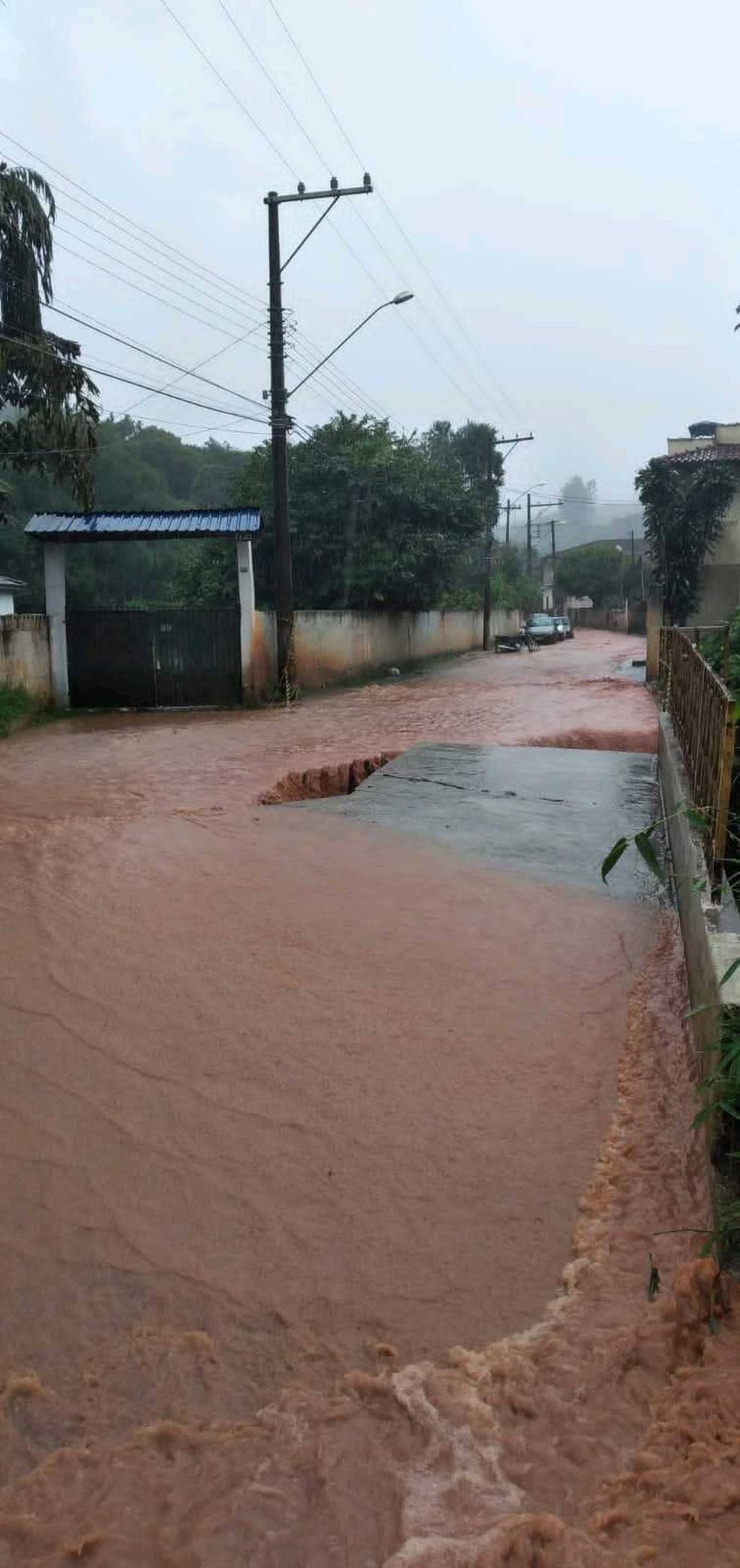 Chuva forte causa alagamento, deslizamento de terra e arrasta carro em Bananal. — Foto: Vanguarda Repórter