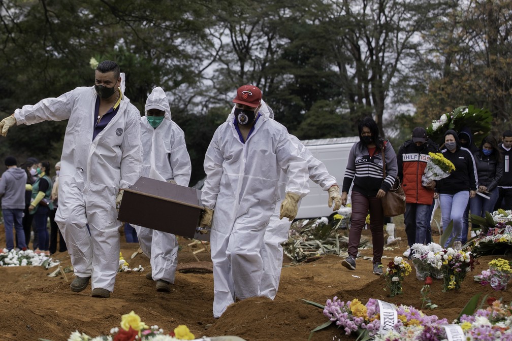 16 de junho - Famílias acompanham enterro de pessoas vítimas do Covid-19 no cemitério da Vila Formosa, Zona Leste de São Paulo, na manhã desta terça-feira (16) — Foto: Bruno Rocha/ Fotoarena/Estadão Conteúdo