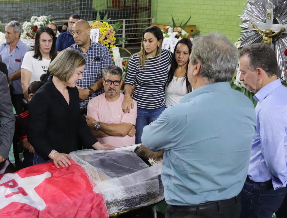 Despedida. A presidente do PT, Gleisi Hoffmann (de preto), se junta à família de Marcelo Arruda, que era tesoureiro do partido em Foz do Iguaçu, no velório realizado ontem
