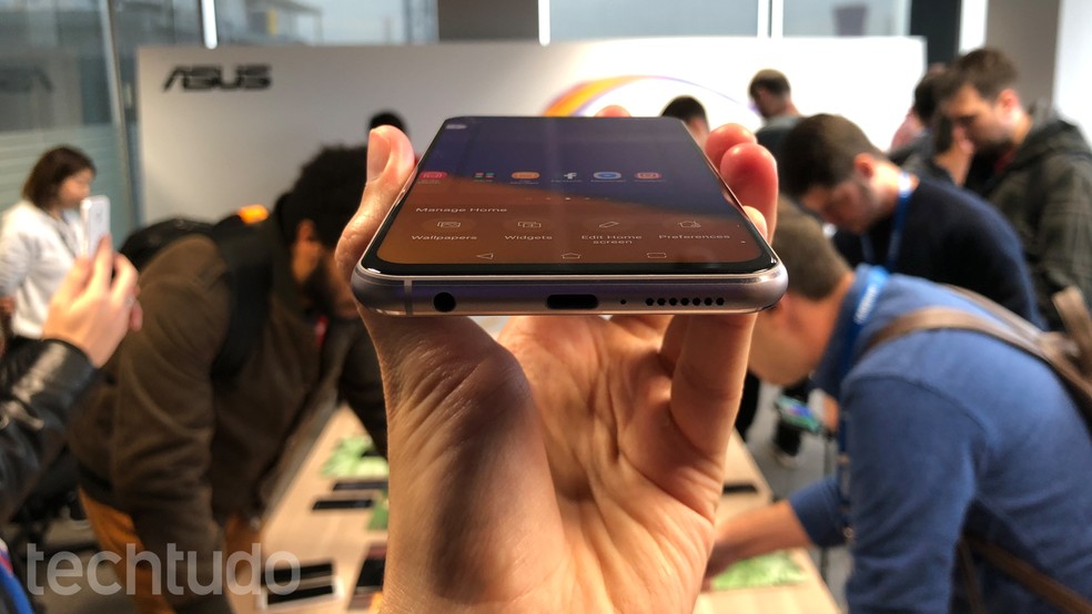 Detalhes da parte de baixo do Asus Zenfone 5: porta USB-C e saída de áudio analógico (P2) (Foto: Thássius Veloso/TechTudo)
