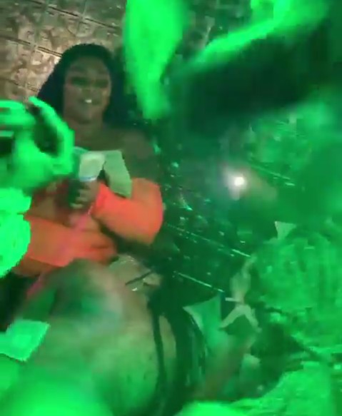 A cantora norte-americana Lizzo fazendo uma chuva de dinheiro em um clube de strip da cidade de Atlanta (Foto: Instagram)