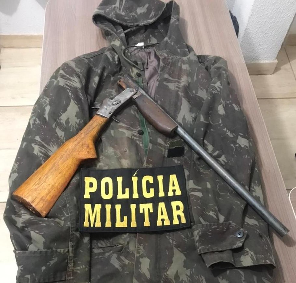 Espingarda e jaqueta camuflada foram apreendidas pela polícia  — Foto: Polícia Militar