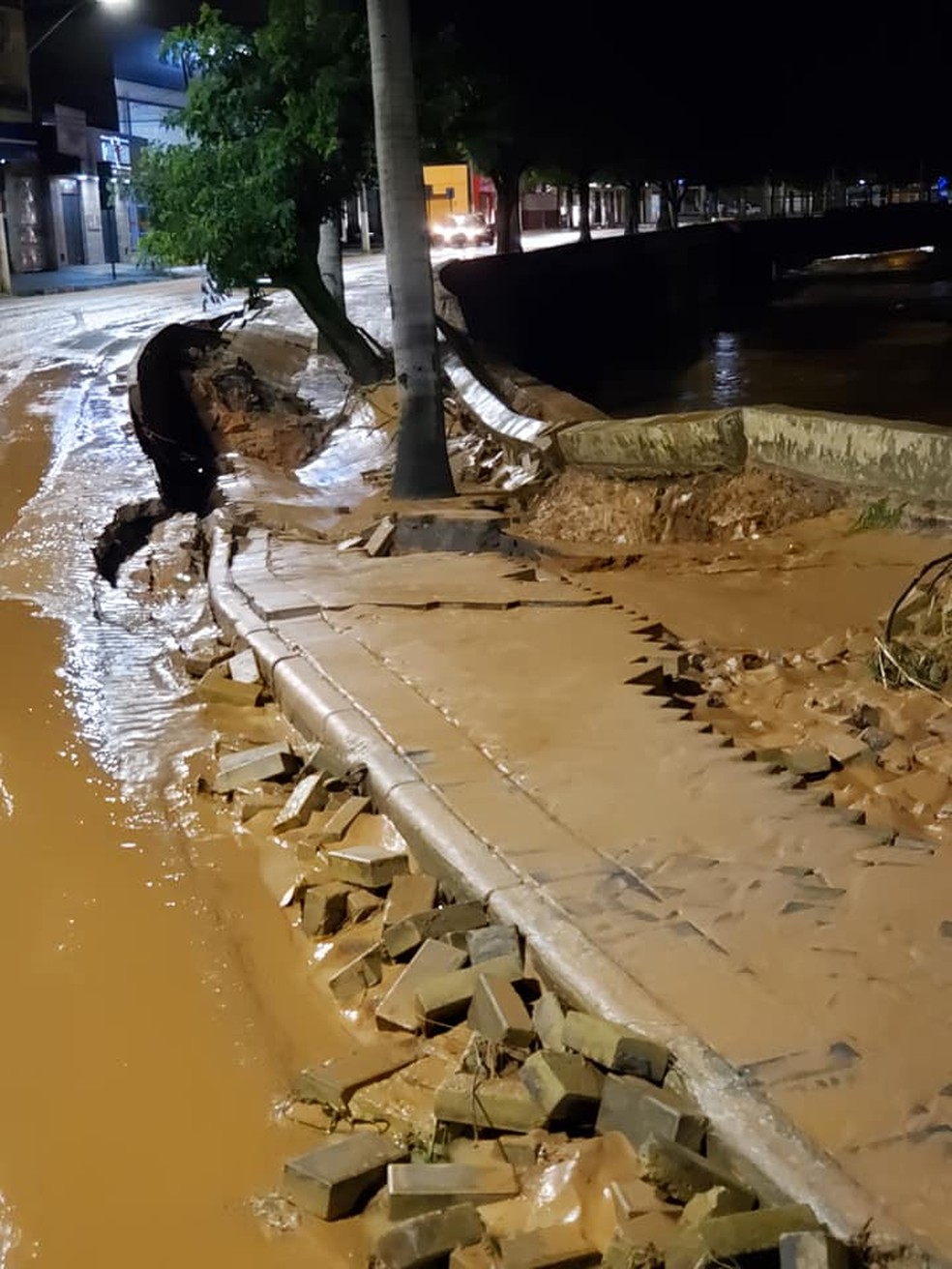 Trecho da Avenida Beira-Rio cedeu durante a noite de quarta-feira em Ubá — Foto: Prefeitura de Ubá/Divulgação