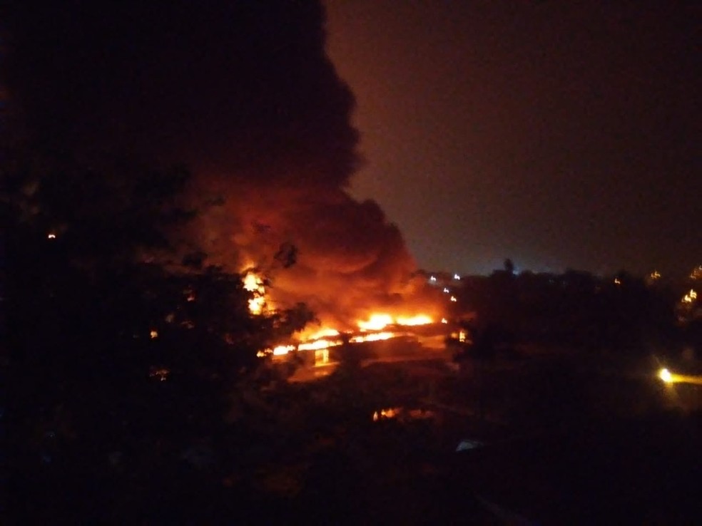 Incêndio de grandes proporções mobiliza bombeiros em Ribeirão das Neves — Foto: Corpo de Bombeiros/Divulgação
