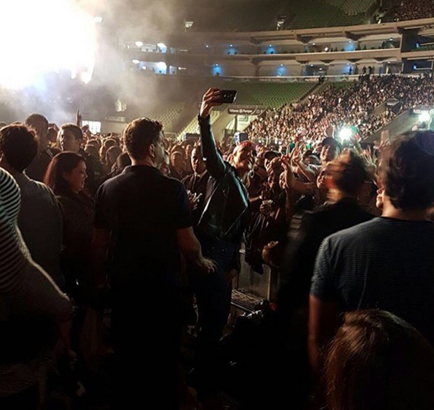 Ivete Sangalo posa com fãs (Foto: Reprodução/Instagram)