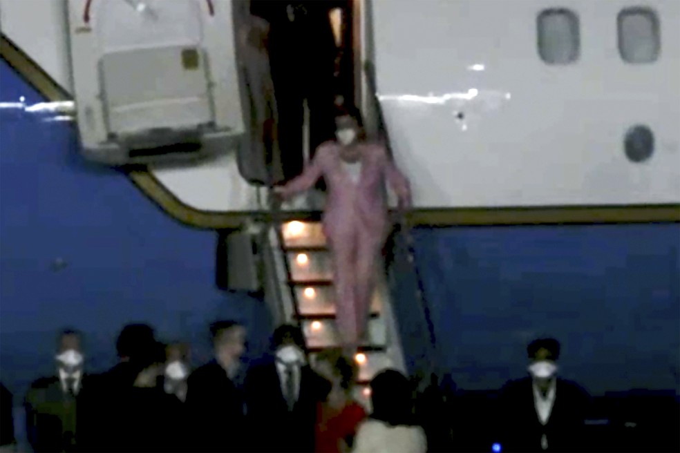 Presidente da Câmara dos Deputados dos EUA, Nancy Pelosi, desce do avião em Taiwan — Foto: AP