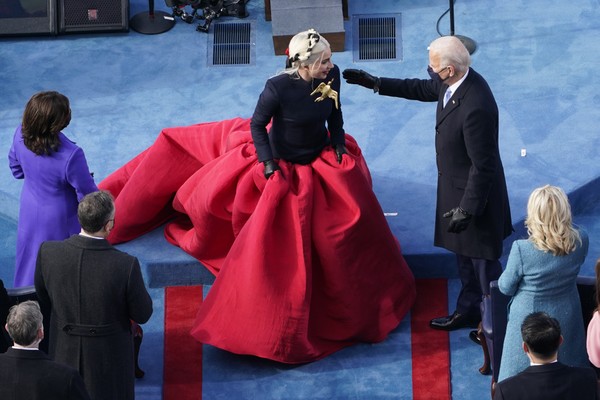 A cantora Lady Gaga conversando com Joe Biden durante o evento de posse do atual presidente dos EUA (Foto: Getty Images)
