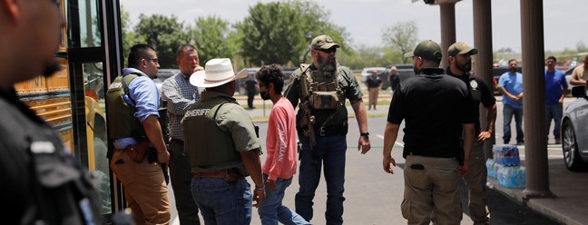 Escola é evacuada em Uvalde, Texas, após ataque a tiros que vitimou 14 alunos e um professor.  — Foto: Marco Bello / REUTERS