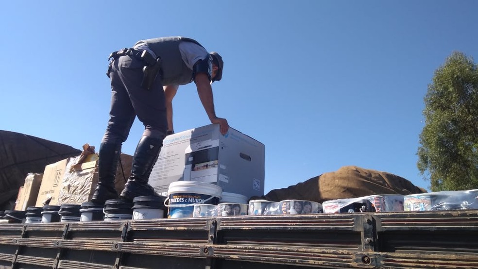 Produtos eletrônicos foram apreendidos em Mirante do Paranapanema (Foto: Polícia Militar Rodoviária/Divulgação)