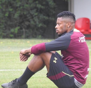 VÍDEO: Em meio ao clima bom no São Paulo, 'poker' de Michel Bastos gera polêmica