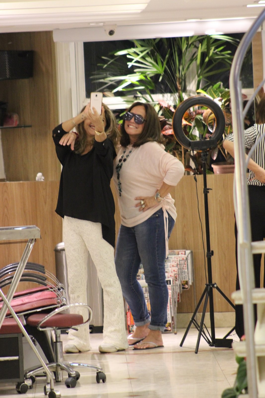 Susana Vieira tem tarde animada em shopping do Rio (Foto: Rodrigo Adão/AgNews)