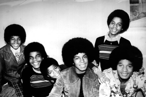 O cantor Michael Jackson com seus irmãos do Jackson 5 (Foto: Getty Images)