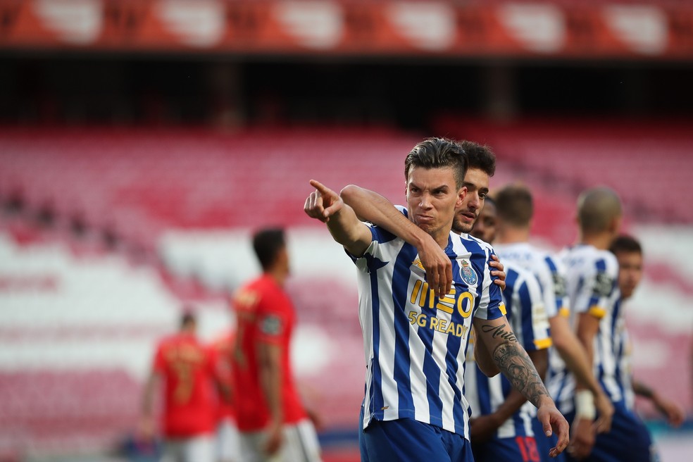 Mateus Uribe comemora gol do Porto contra o Benfica — Foto: EFE/EPA/MARIO CRUZ