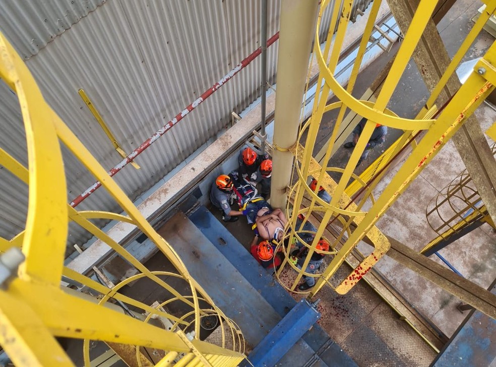 Trabalhador foi resgatado após cair em silo de amendoim em Tupã  — Foto: João Trentini / Divulgação 