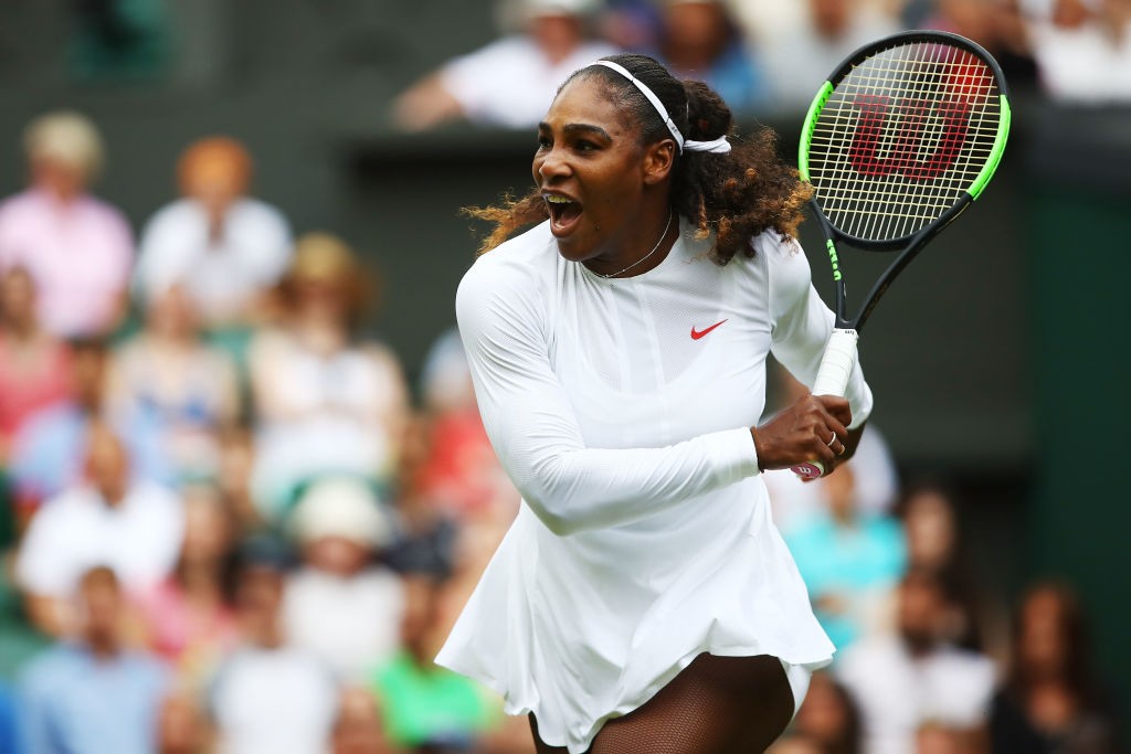 LONDON, ENGLAND - JULY 04:  Serena Williams of The United States returns against Viktoriya Tomova of Bulgaria during their Ladies' Singles second round match on day three of the Wimbledon Lawn Tennis Championships at All England Lawn Tennis and Croquet Cl (Foto: Getty Images)