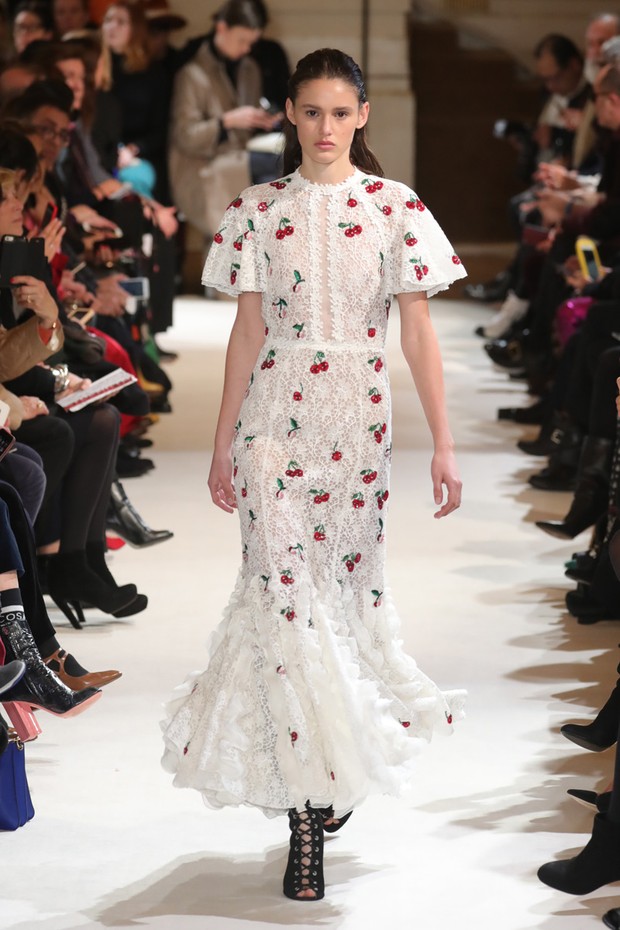 #SuzyPFW: Giambattista Valli - Cherry Ripe - Vogue | en