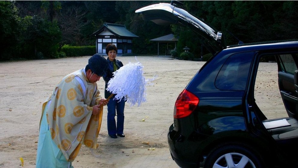 Muitos japoneses levam seu carro novo para um santuário para ser purificado — Foto: Angeles Marin Cabello