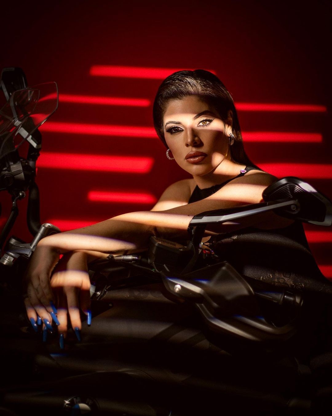 Gkay posou para fotos sensuais em moto (Foto: Reprodução/Instagram)
