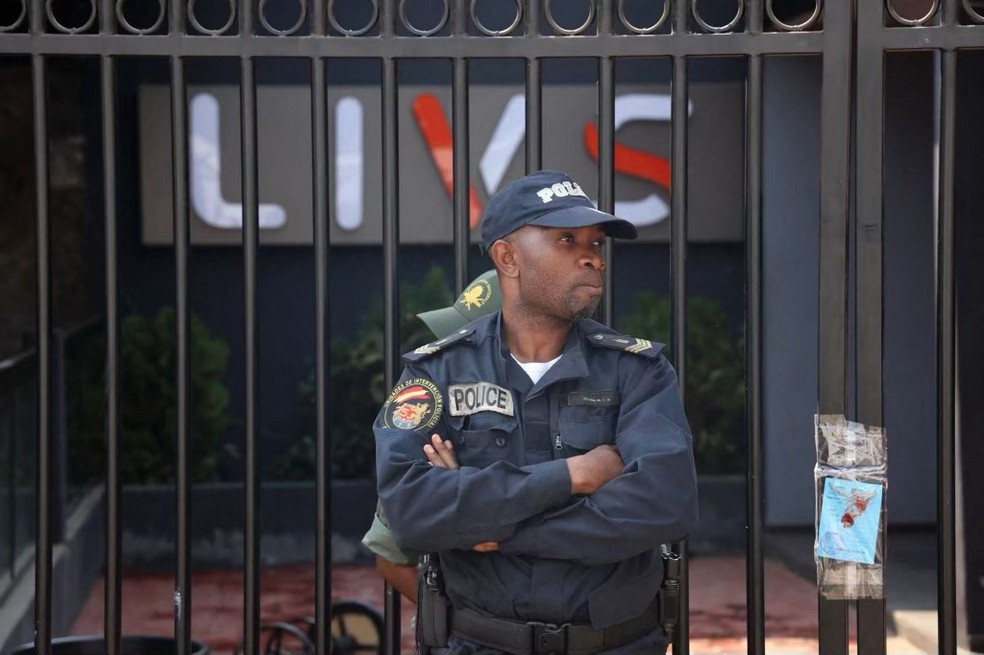 Policial guarda a entrada da boate Livs night-club, em Camarões, onde um incêndio deixou mortos e feridos — Foto: Kenzo Tribouillard / AFP