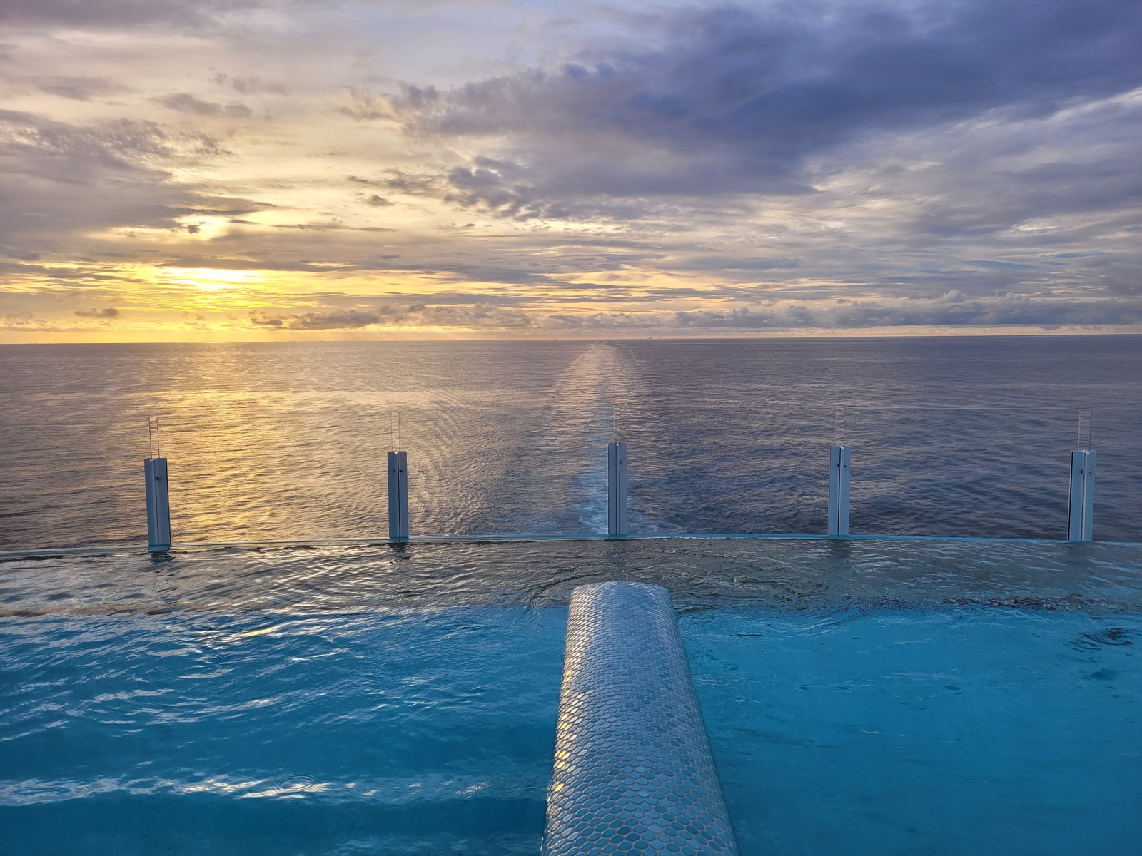 Na Quiet Cove, uma área exclusiva para adultos, há uma piscina de borda infinita com vista para a popa do navio