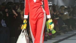 A Gucci fez collab com a Adidas: as tradicionais três listras da marca esportiva foram reinterpretadasALESSANDRO GAROFALO/REUTERS