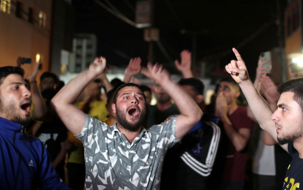 Palestinos tomaram as ruas de Gaza logo após o início da trégua — Foto: Reuters/Mohammed Salem 