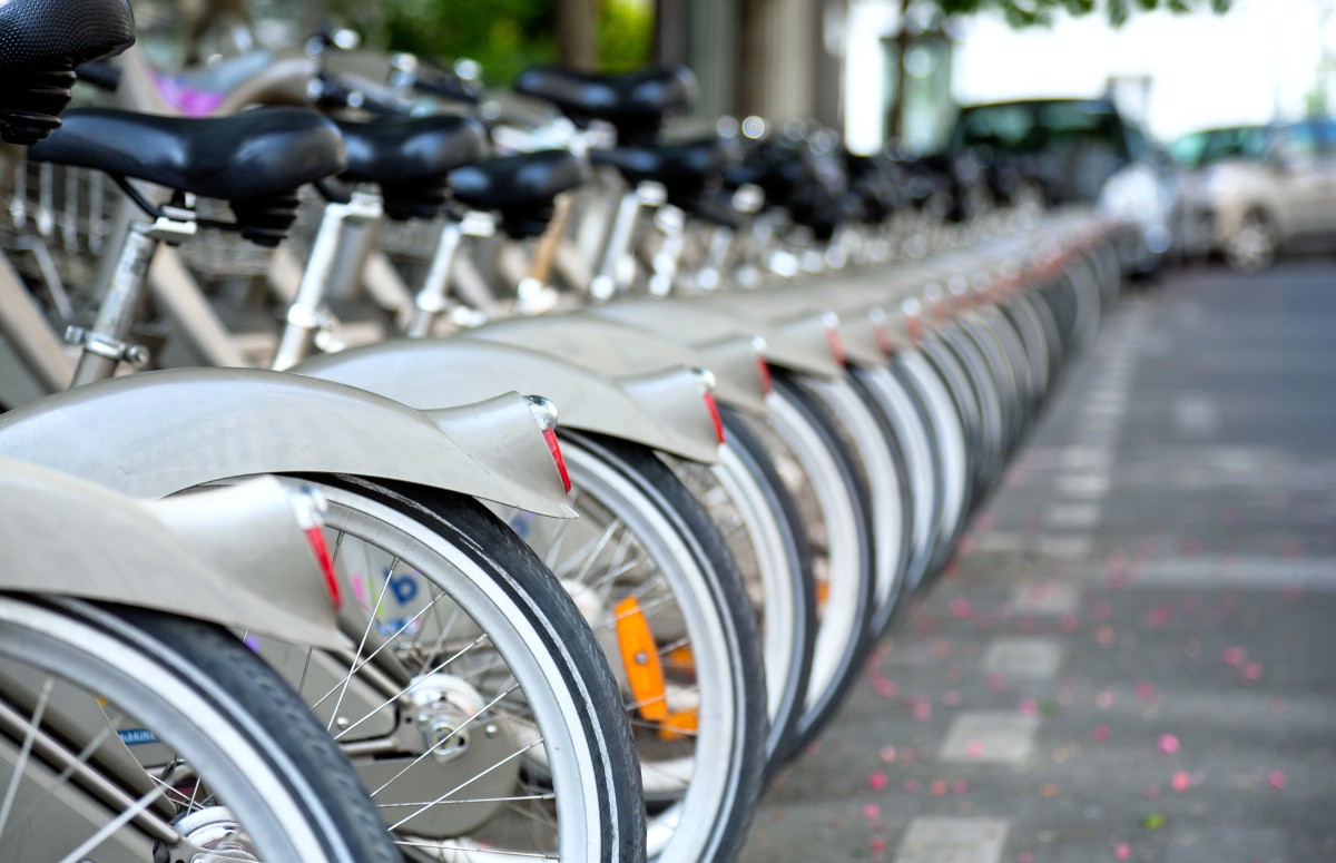 Já pensou em trocar o carro por bicicletas ou transporte público ao menos uma vez na semana?  (Foto: Canva/ Creative Commons)