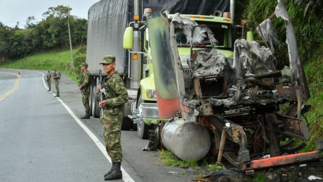 Caminhão incinerado na Colômbia durante uma paralisação armada (Foto: GETTY IMAGES (via BBC))