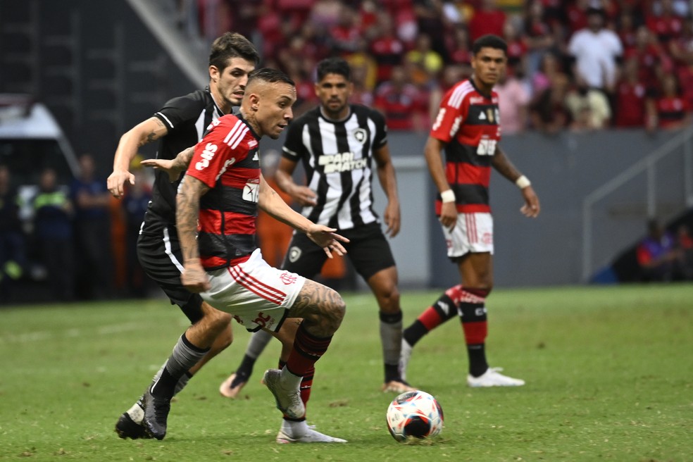 Botafogo x Flamengo Everton Cebolinha Lucas Piazon Man&eacute; Garrincha &mdash; Foto: Mateus Bonomi/AGIF