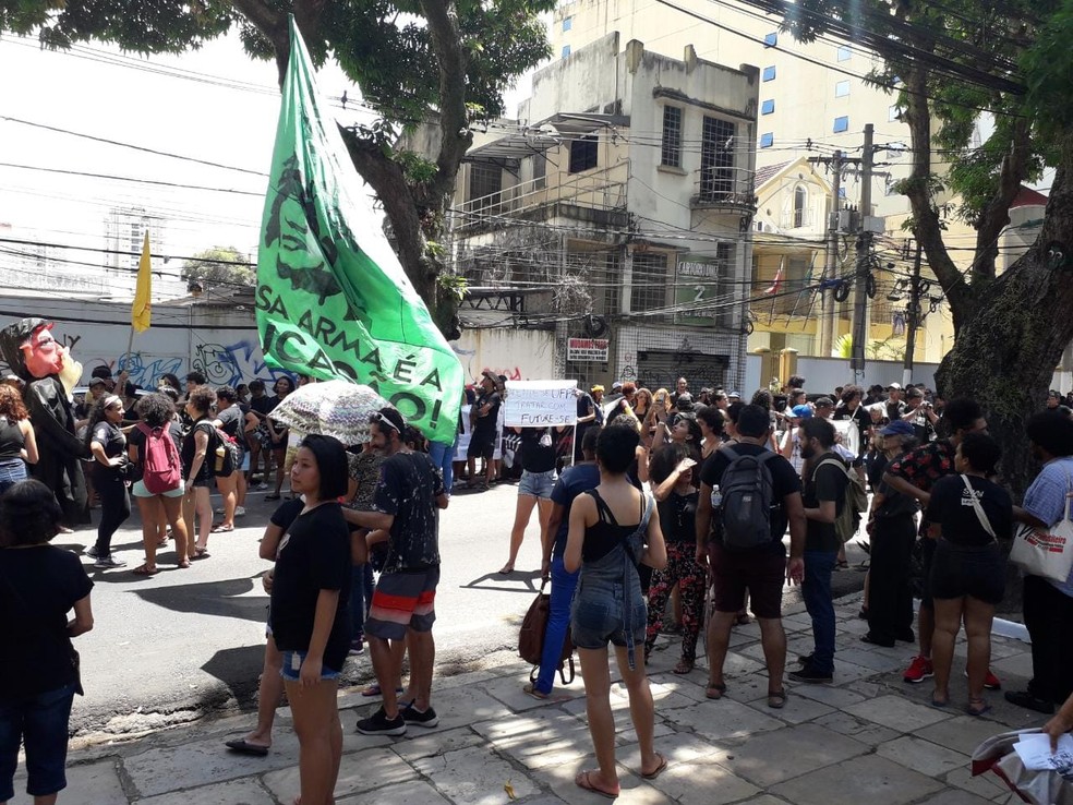 BELÉM, 11h16: Manifestantes protestam na avenida Nazaré, em Belém — Foto: Caio Maia