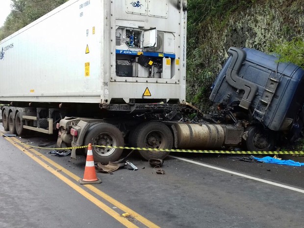 Dois caminhoneiros tiveram ferimentos leves (Foto: Divulgação/Polícia Rodoviária Federal)