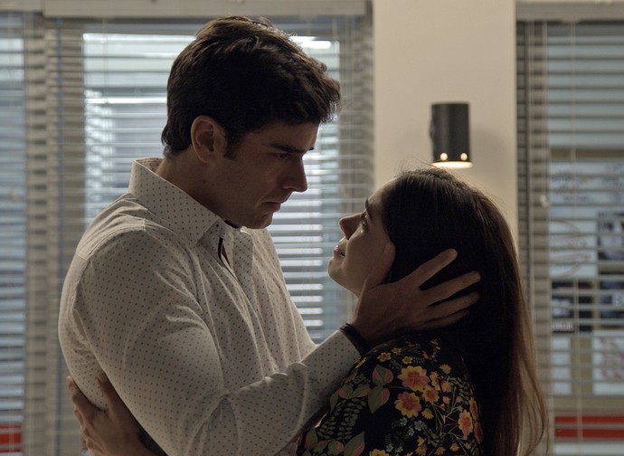 Felipe e Shirlei se encontram após a jovem ser presa (Foto: TV Globo)