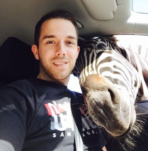 Em outra foto, ele aparece sério ao lado da zebra (Foto: Reprodução/Reddit/LongTimeLurker90)
