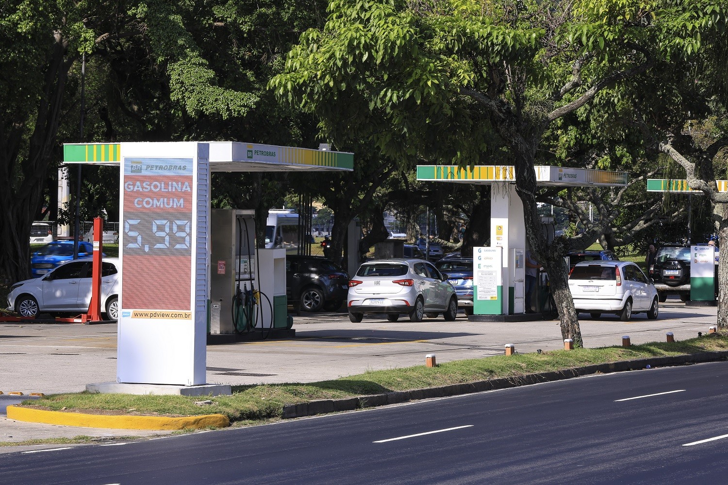 Brasileiro gasta até 12% da renda mensal para encher o tanque com gasolina