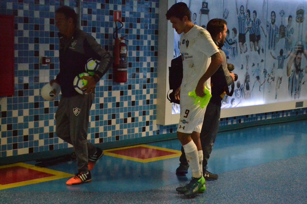 Pedro mancando na sa�da da Arena do Gr�mio no empate do Fluminense (Foto: Eduardo Deconto)