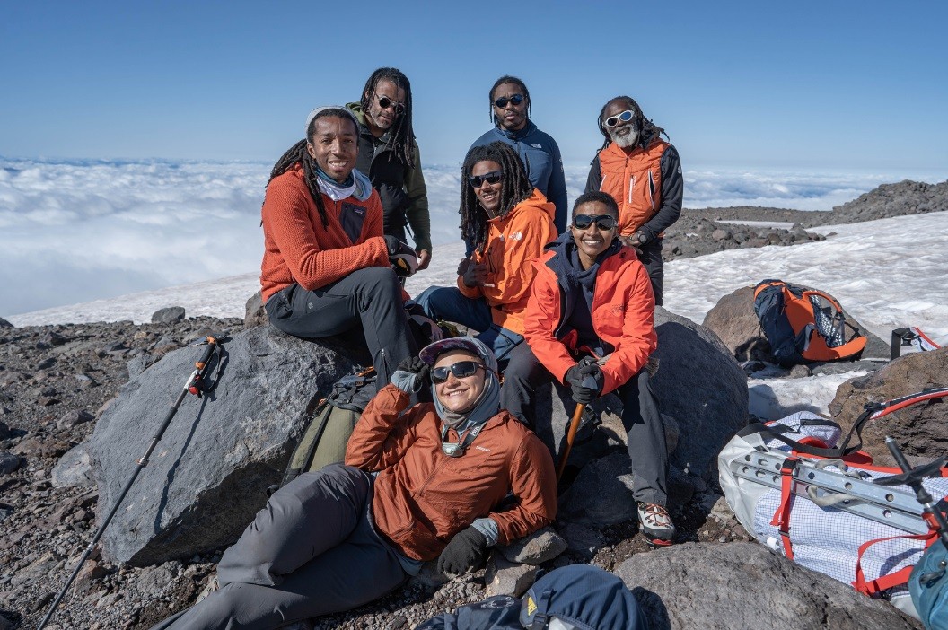 Primeiro grupo de alpinistas negros chega ao topo do Monte Everest, diz site (Foto: Reprodução/People/ Full Circle Everest)
