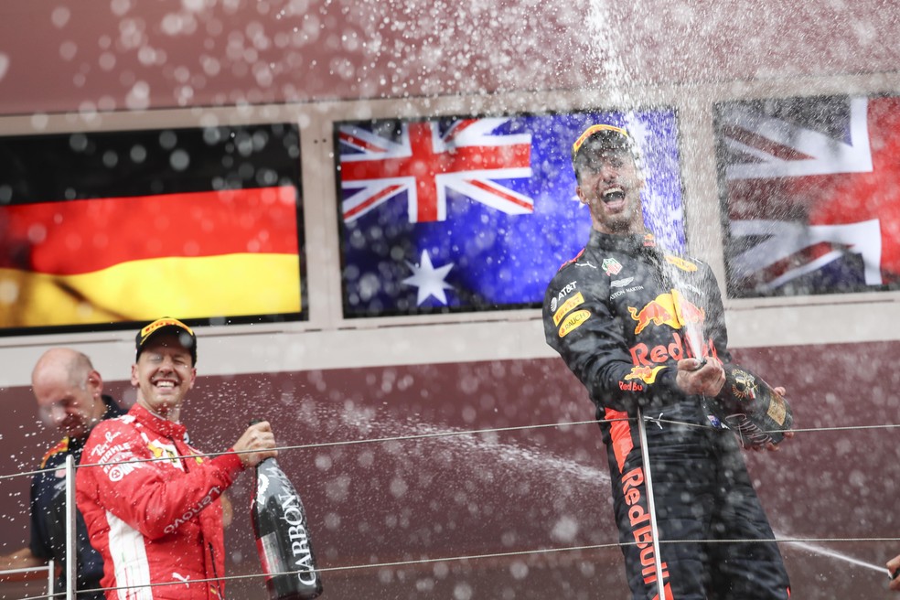 Ricciardo estoura a champanhe ao lado de Vettel em Mônaco (Foto: EFE)